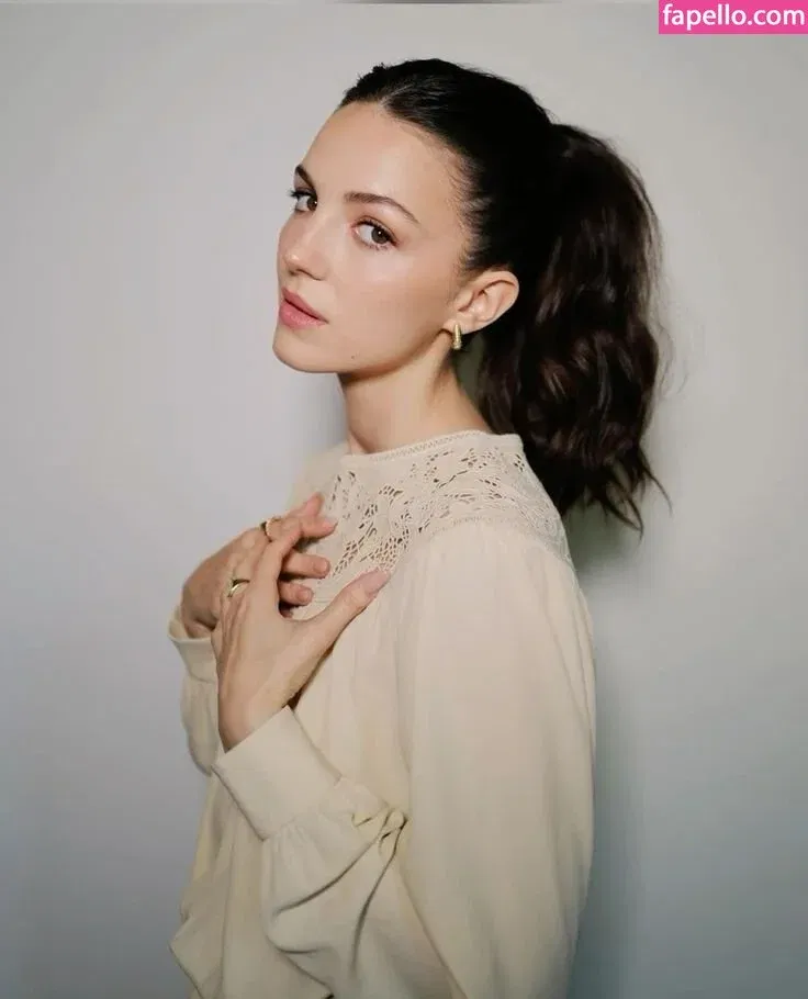 Ella Hunt Onlyfans Photo Gallery 