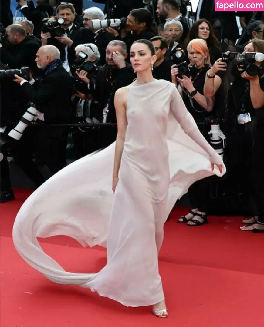 Ella Hunt Onlyfans Photo Gallery 