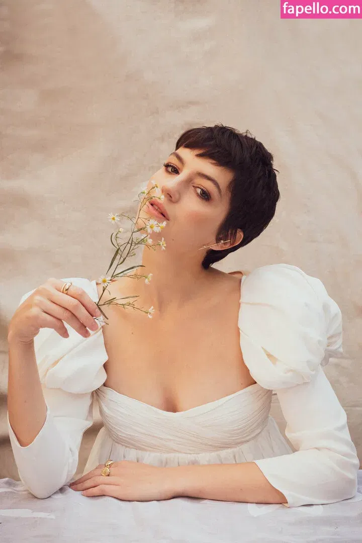 Ella Hunt Onlyfans Photo Gallery 