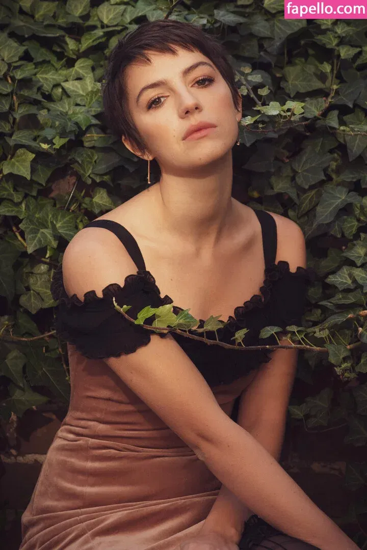 Ella Hunt Onlyfans Photo Gallery 