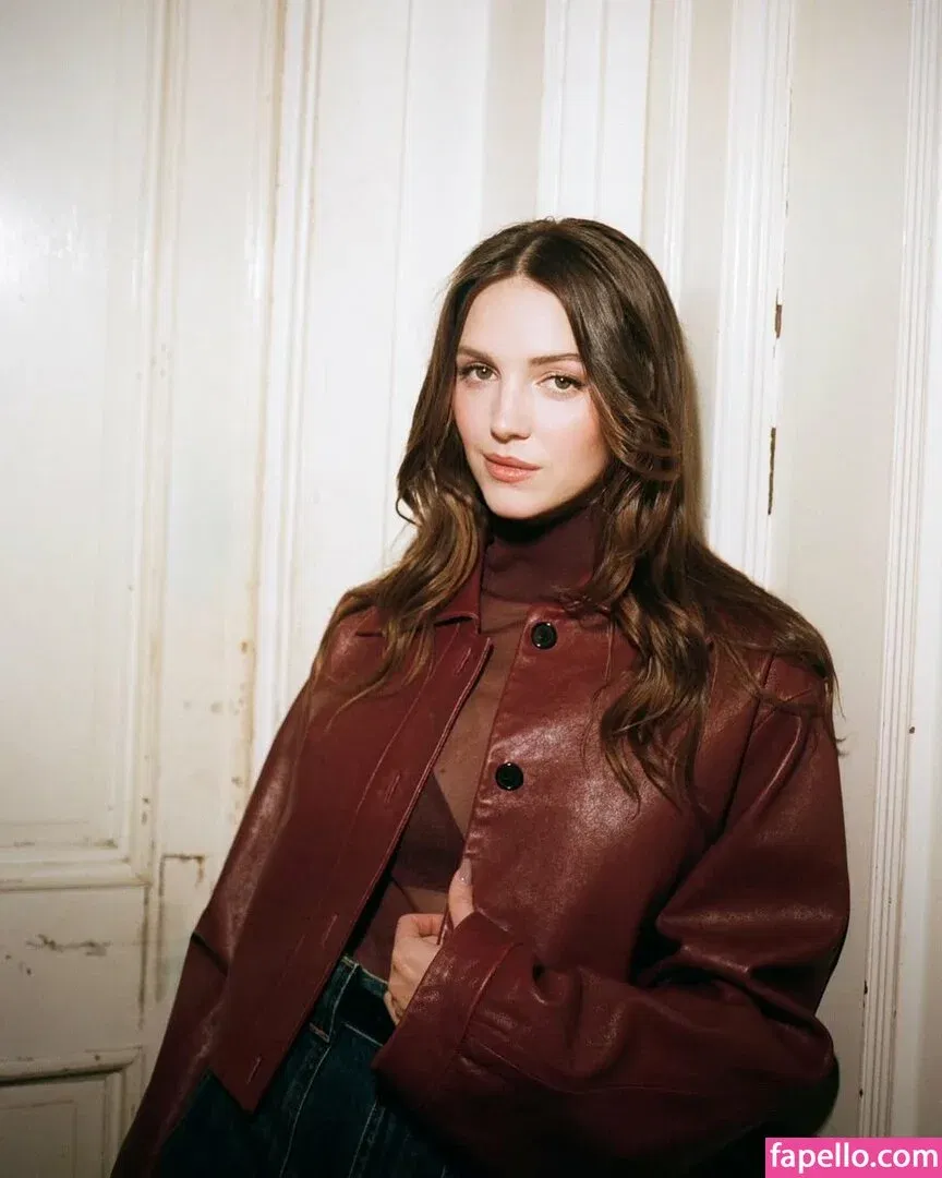 Ella Hunt Onlyfans Photo Gallery 