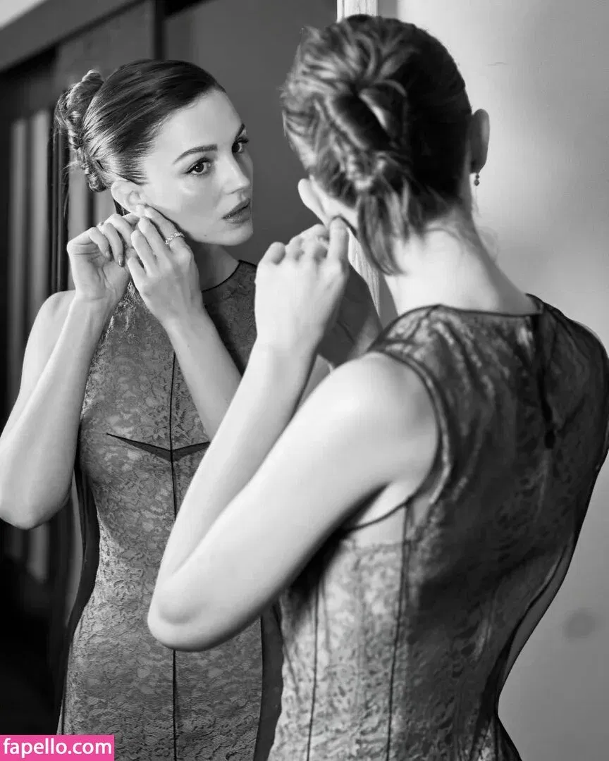 Ella Hunt Onlyfans Photo Gallery 