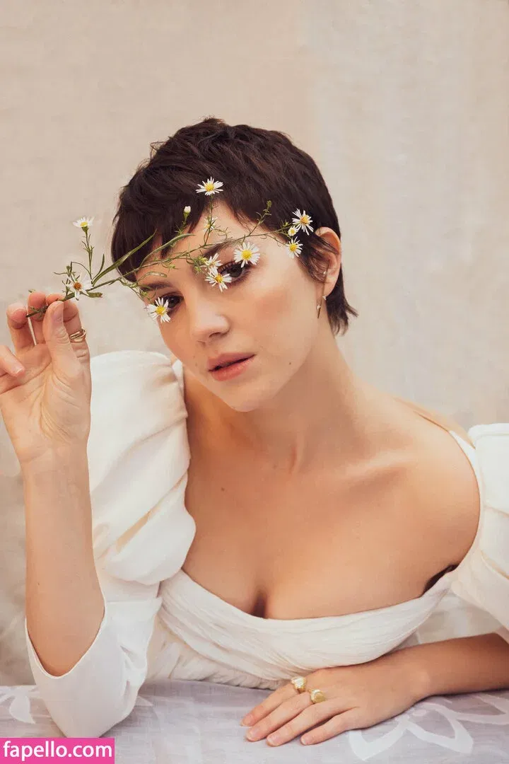 Ella Hunt Onlyfans Photo Gallery 