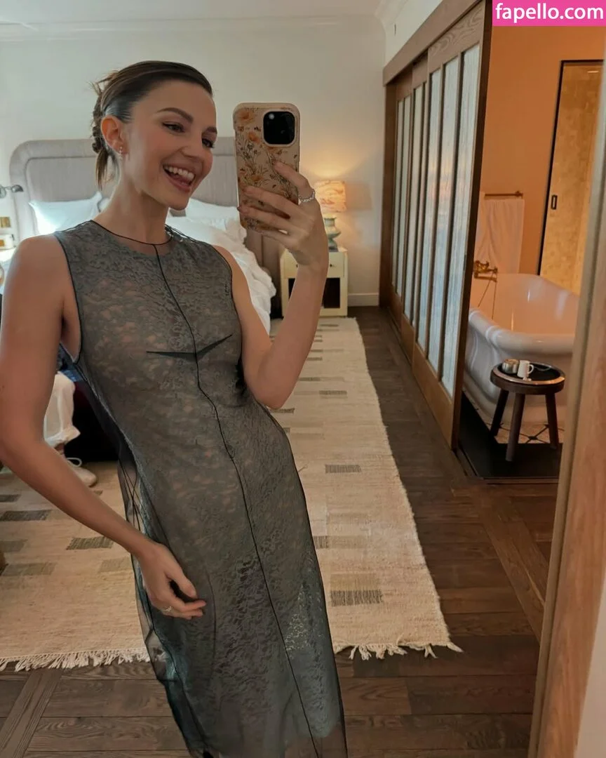 Ella Hunt Onlyfans Photo Gallery 