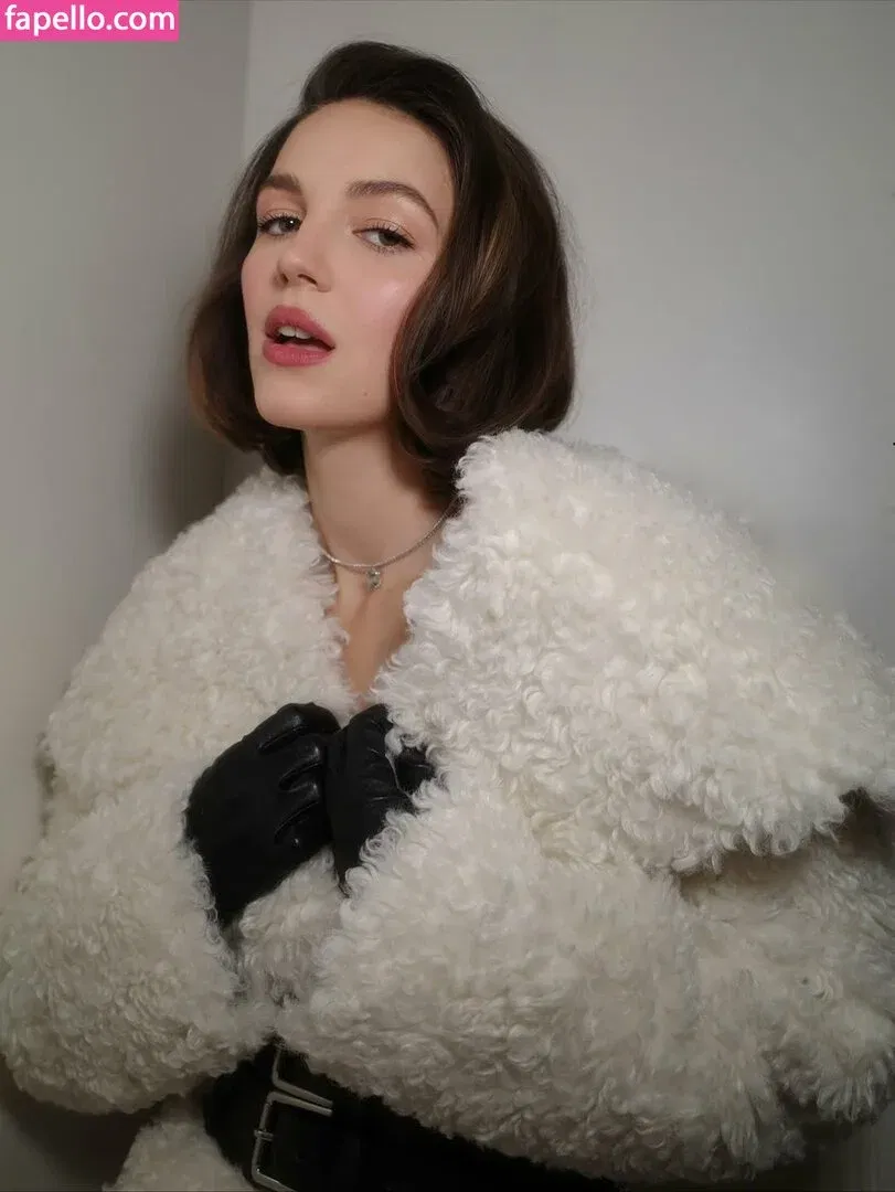 Ella Hunt Onlyfans Photo Gallery 