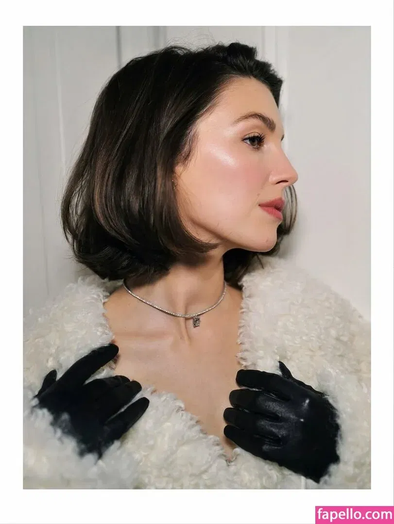 Ella Hunt Onlyfans Photo Gallery 