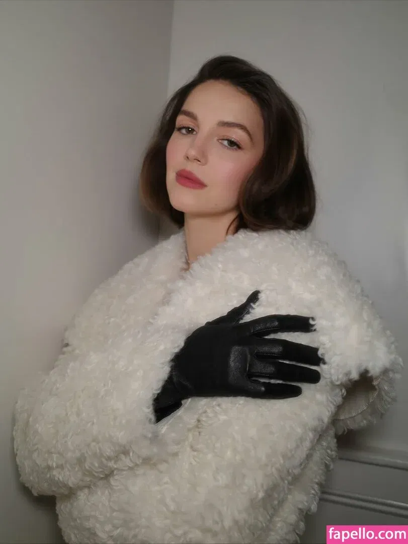 Ella Hunt Onlyfans Photo Gallery 