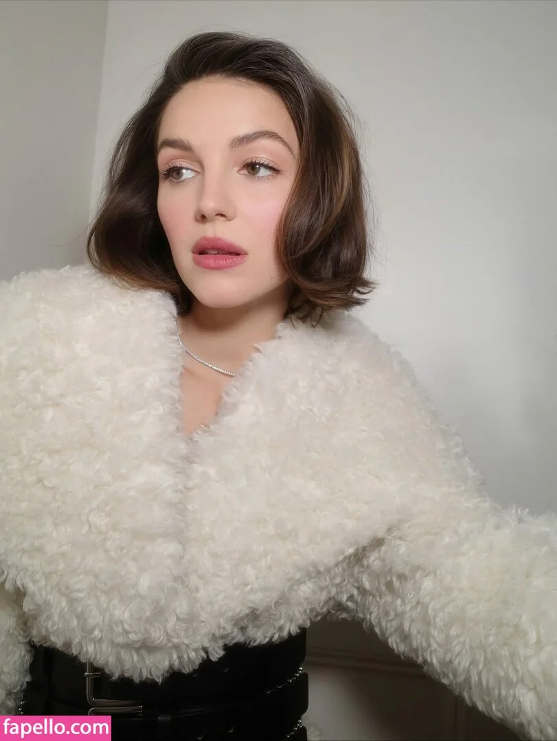 Ella Hunt Onlyfans Photo Gallery 