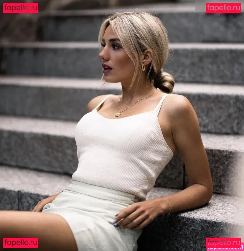 Laura Block Onlyfans Photo Gallery 