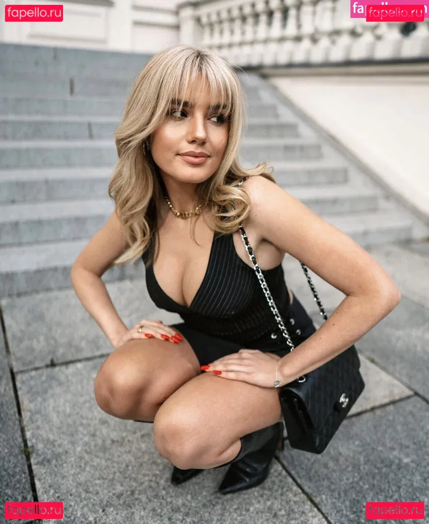 Laura Block Onlyfans Photo Gallery 