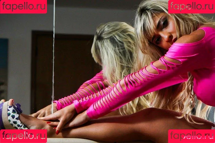 Virgula Girl Onlyfans Photo Gallery 