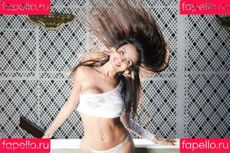 Virgula Girl Onlyfans Photo Gallery 