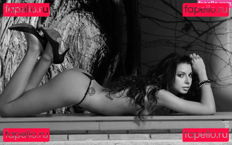 Virgula Girl Onlyfans Photo Gallery 