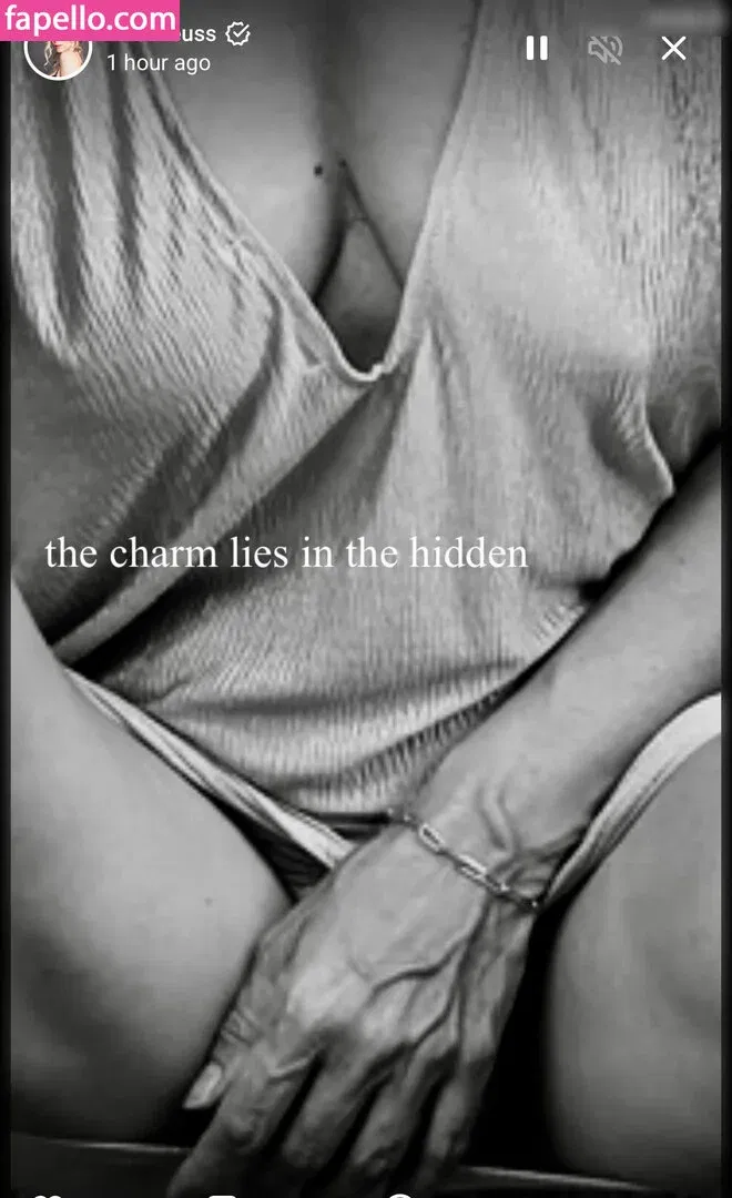 Yi Lin Onlyfans Photo Gallery 