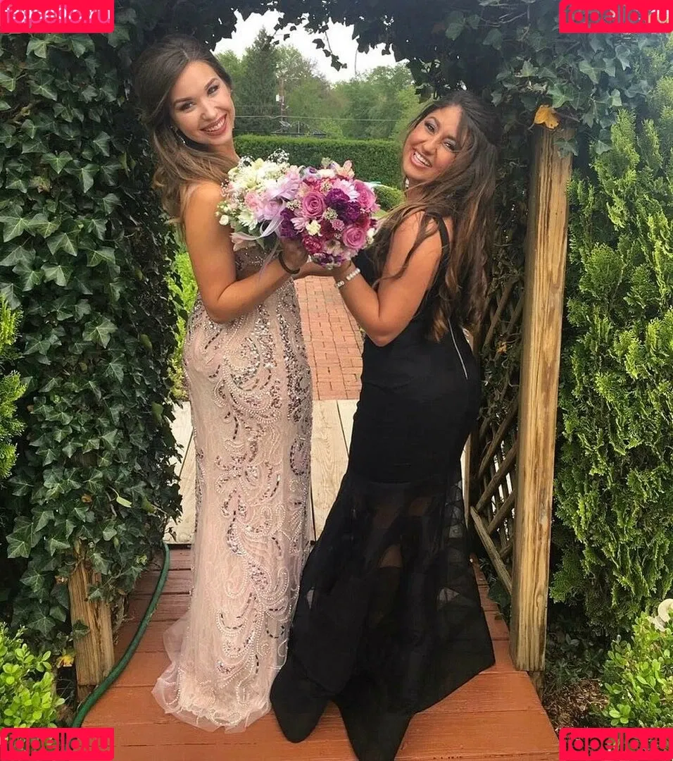 Julia & Olivia Onlyfans Photo Gallery 
