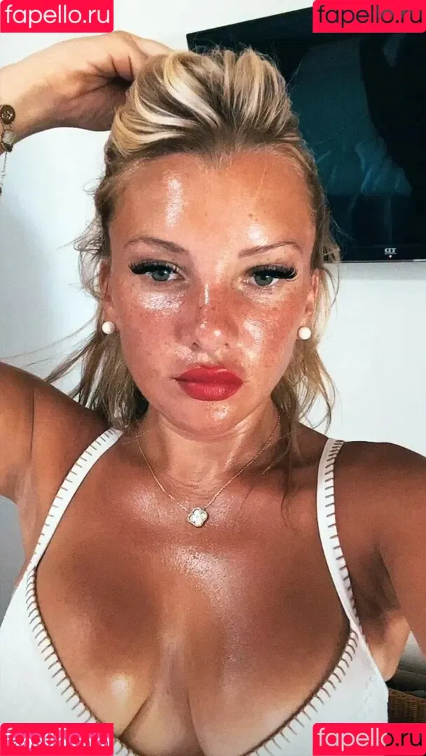 Evelyn Burdecki Onlyfans Photo Gallery 