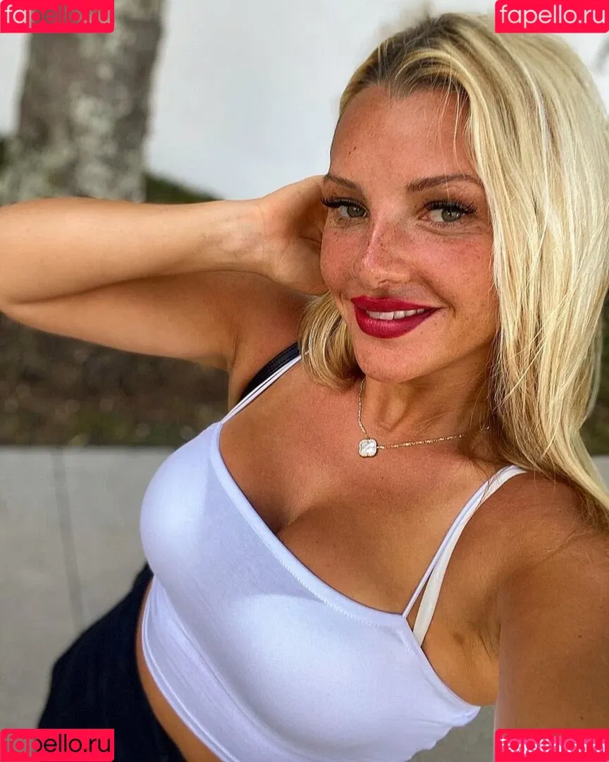 Evelyn Burdecki Onlyfans Photo Gallery 