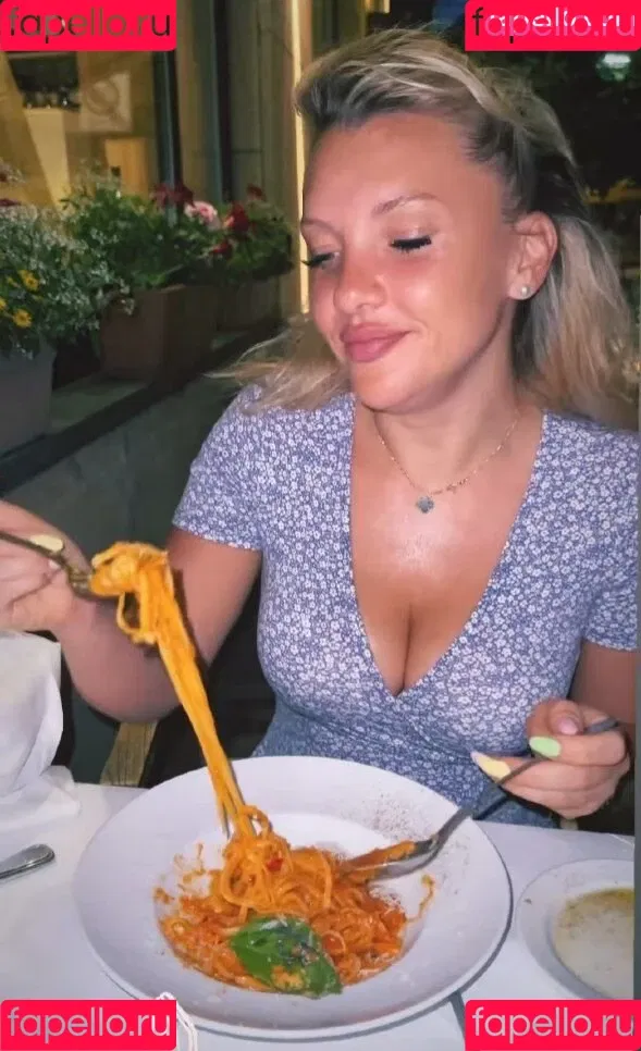 Evelyn Burdecki Onlyfans Photo Gallery 