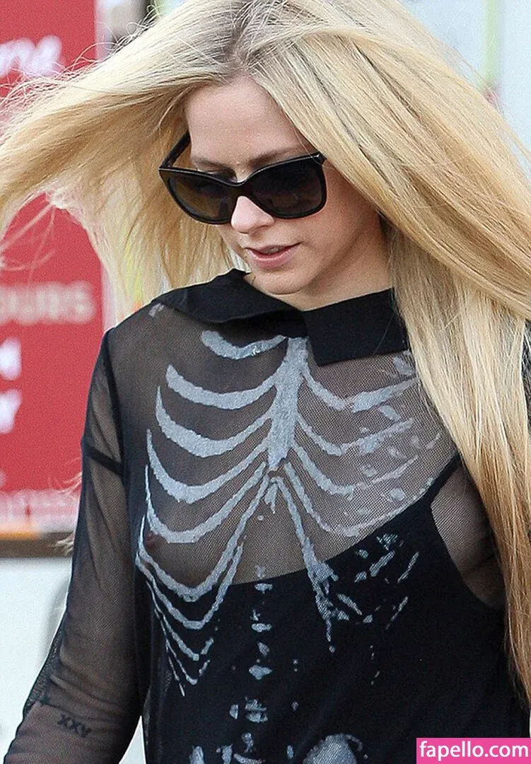 Avril Levigne Onlyfans Photo Gallery 