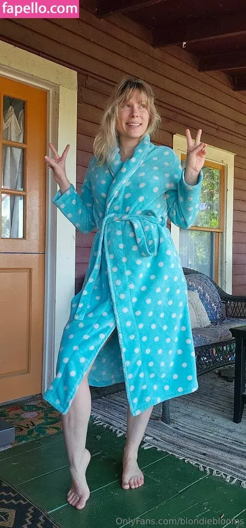 Blondie Blooms Onlyfans Photo Gallery 
