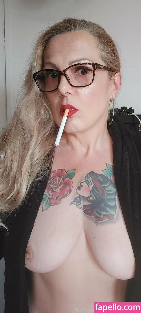 lady.smoker.queen Nude Onlyfans Photo 34