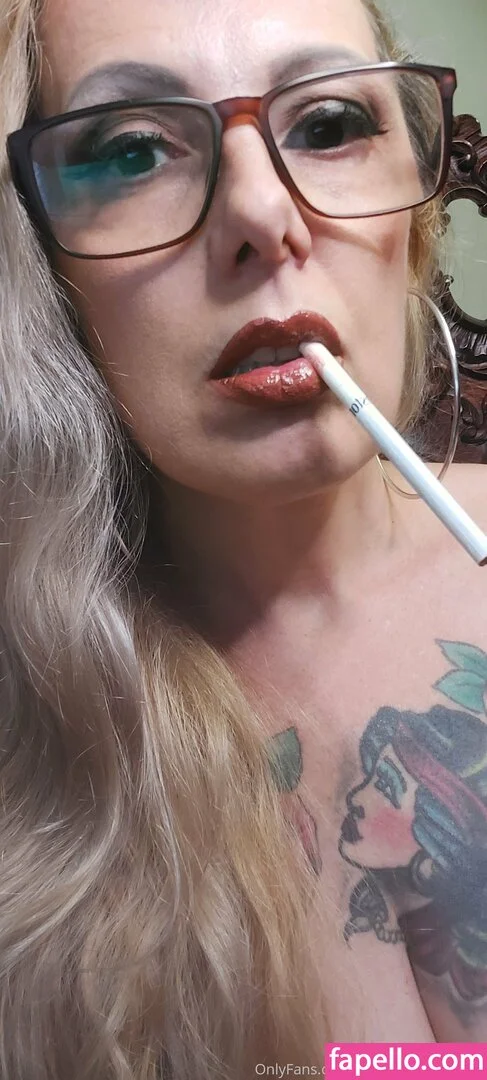 lady.smoker.queen Nude Onlyfans Photo 20