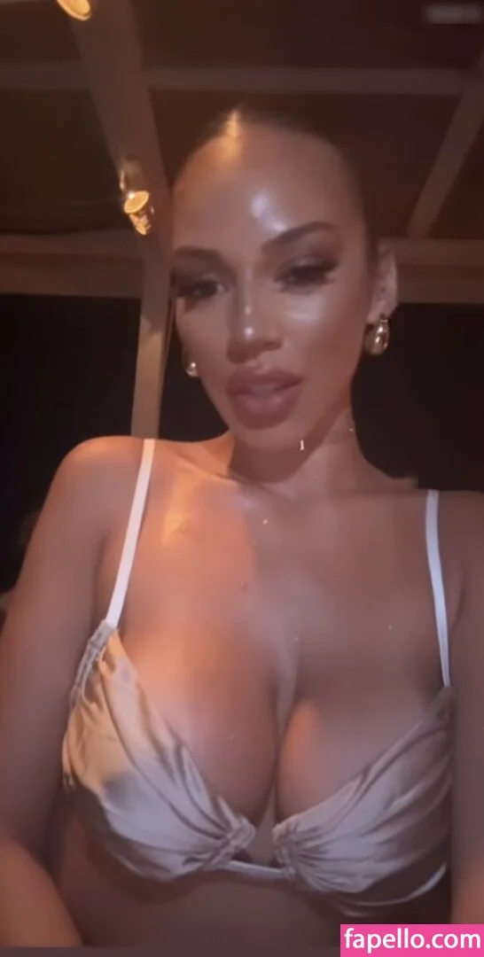 Ana Claudia Onlyfans Photo Gallery 