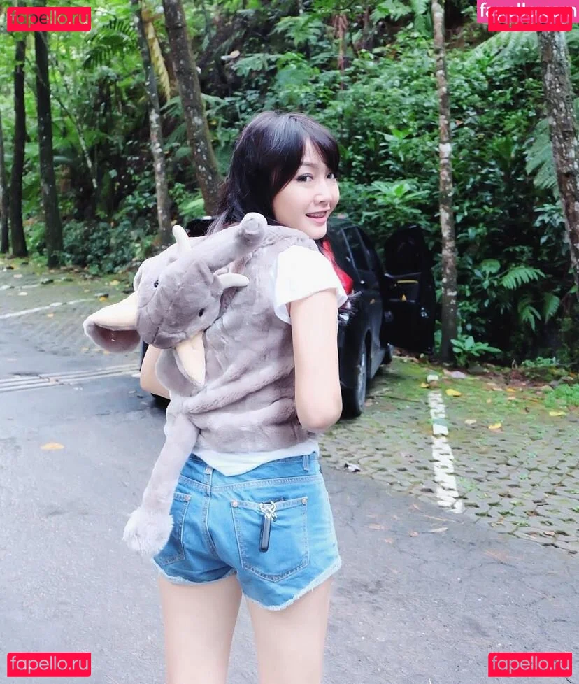 Ratu Desmi Azalia Onlyfans Photo Gallery 