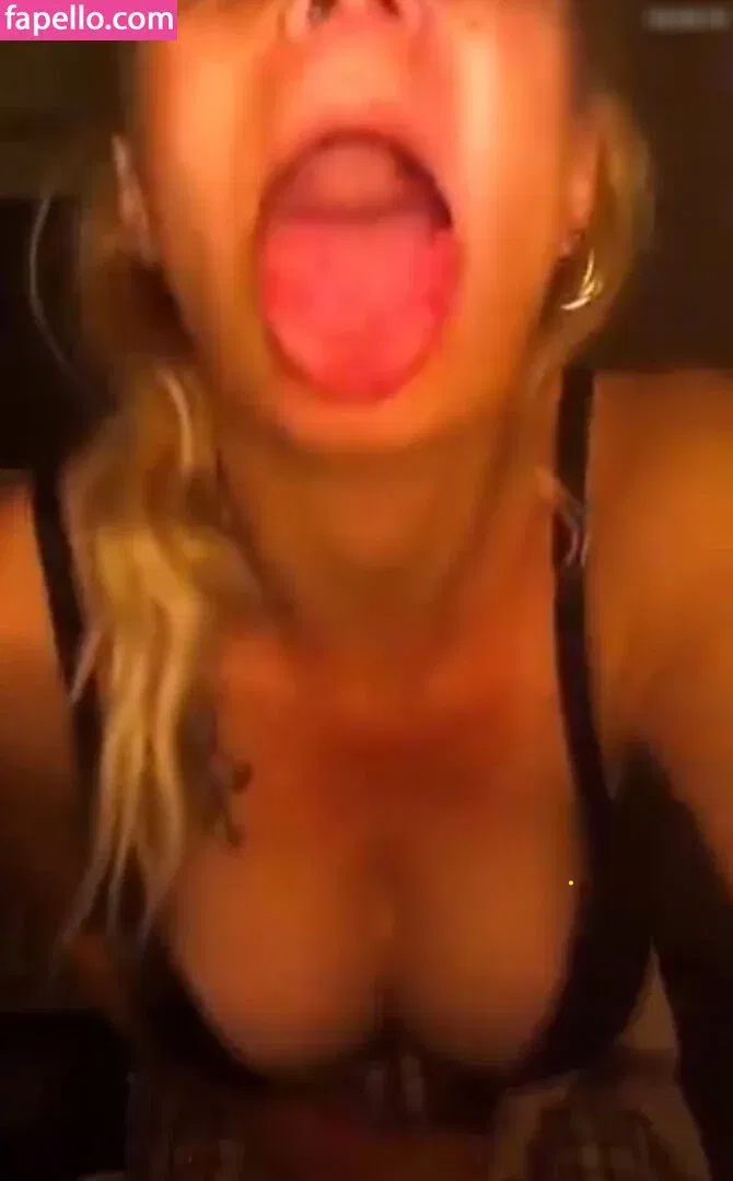 GiniInaBottle Onlyfans Photo Gallery 