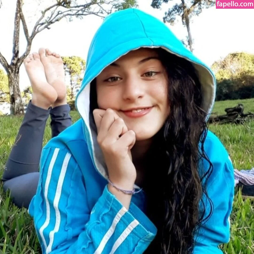 Friend's Pretty Feet Onlyfans Photo Gallery 