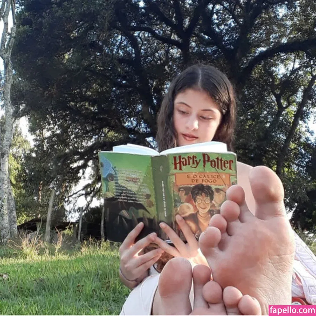 Friend's Pretty Feet Onlyfans Photo Gallery 