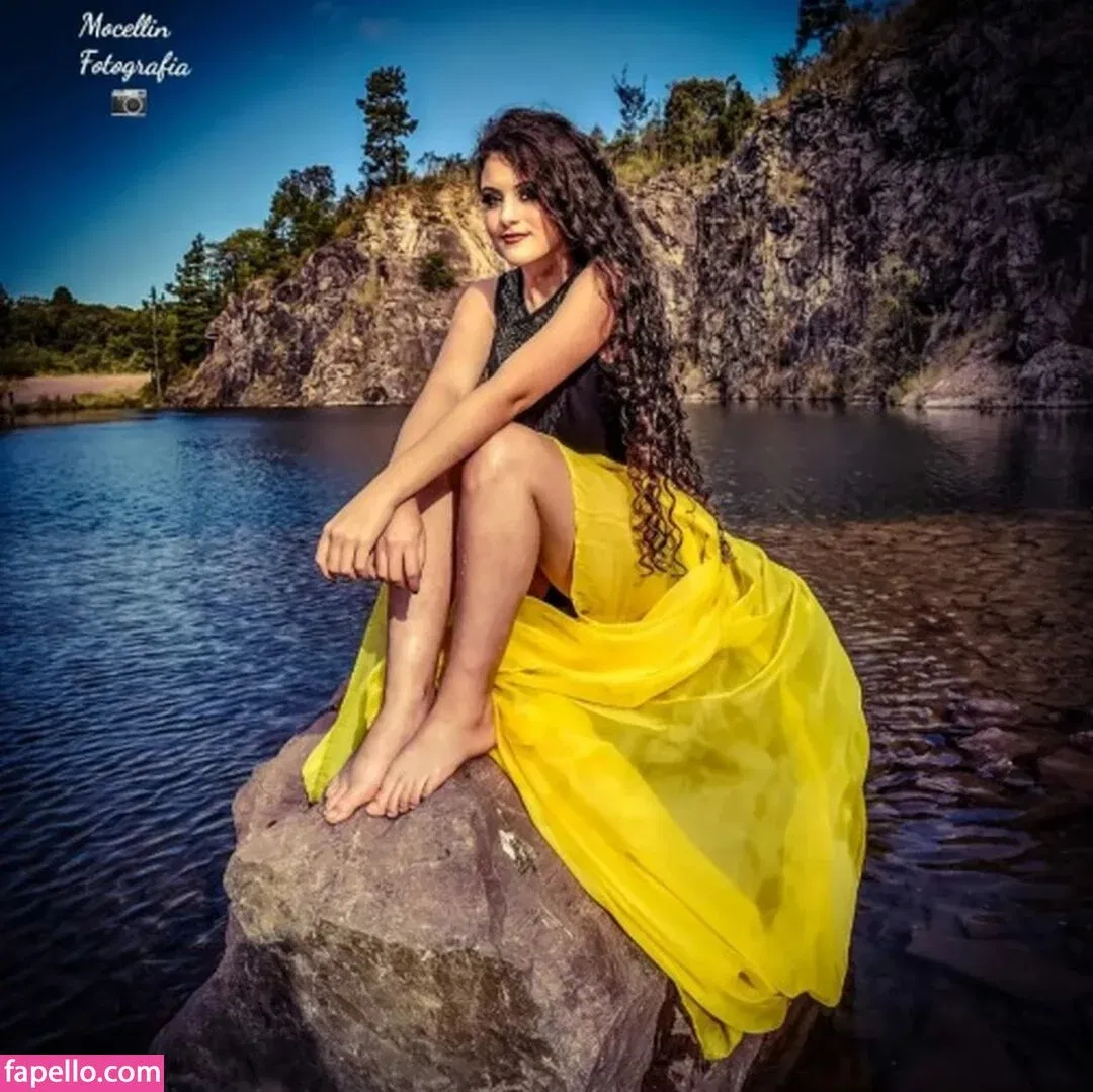 Friend's Pretty Feet Onlyfans Photo Gallery 