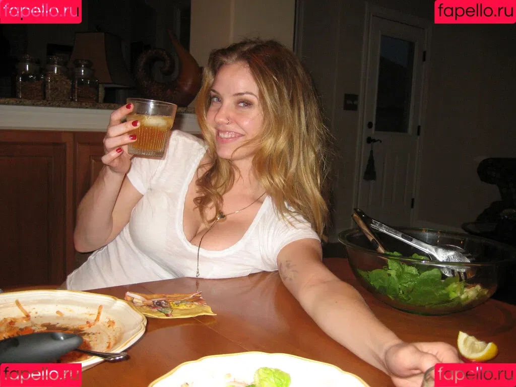 Kelli Garner Onlyfans Photo Gallery 