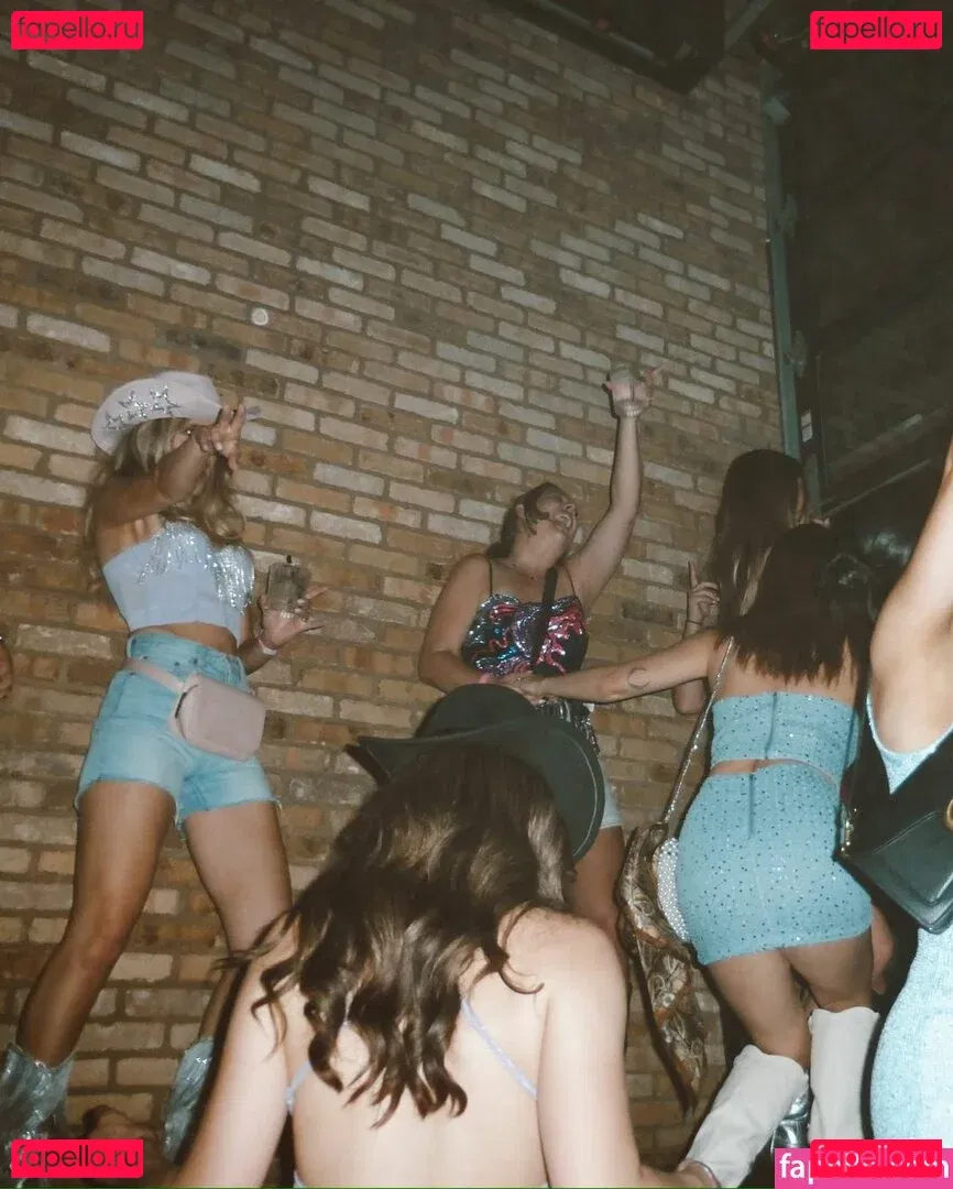 Lisa Gilroy Onlyfans Photo Gallery 