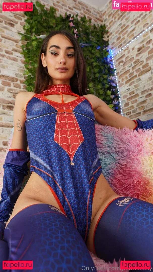 petitenikky.v.i.p Onlyfans Photo Gallery 