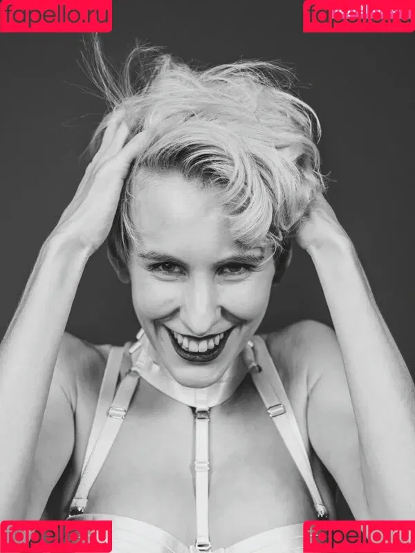 Lisa Eckhart Onlyfans Photo Gallery 