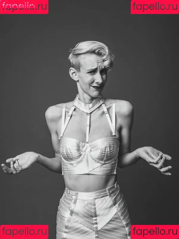 Lisa Eckhart Onlyfans Photo Gallery 
