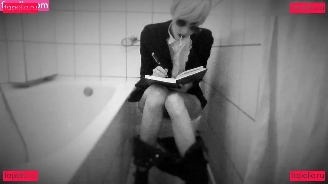 Lisa Eckhart Onlyfans Photo Gallery 