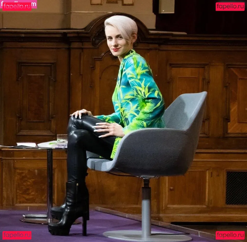 Lisa Eckhart Onlyfans Photo Gallery 