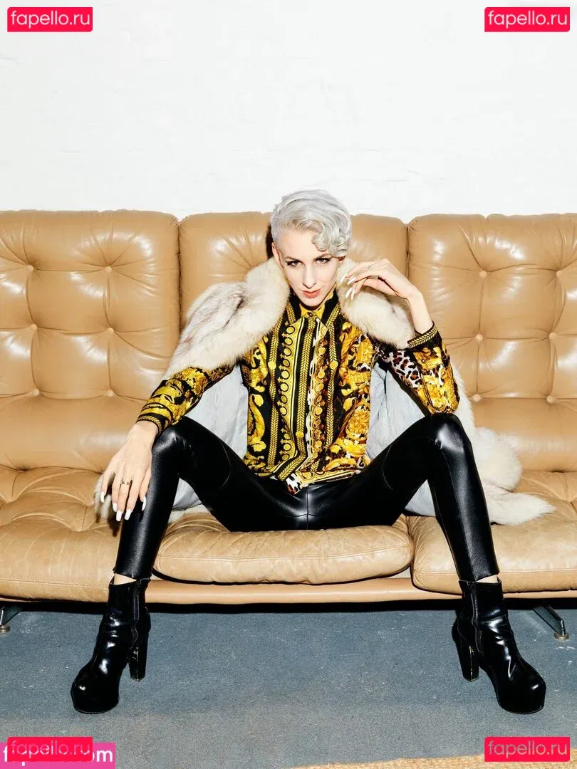 Lisa Eckhart Onlyfans Photo Gallery 