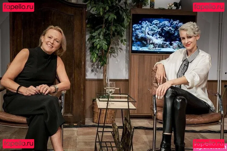 Lisa Eckhart Onlyfans Photo Gallery 