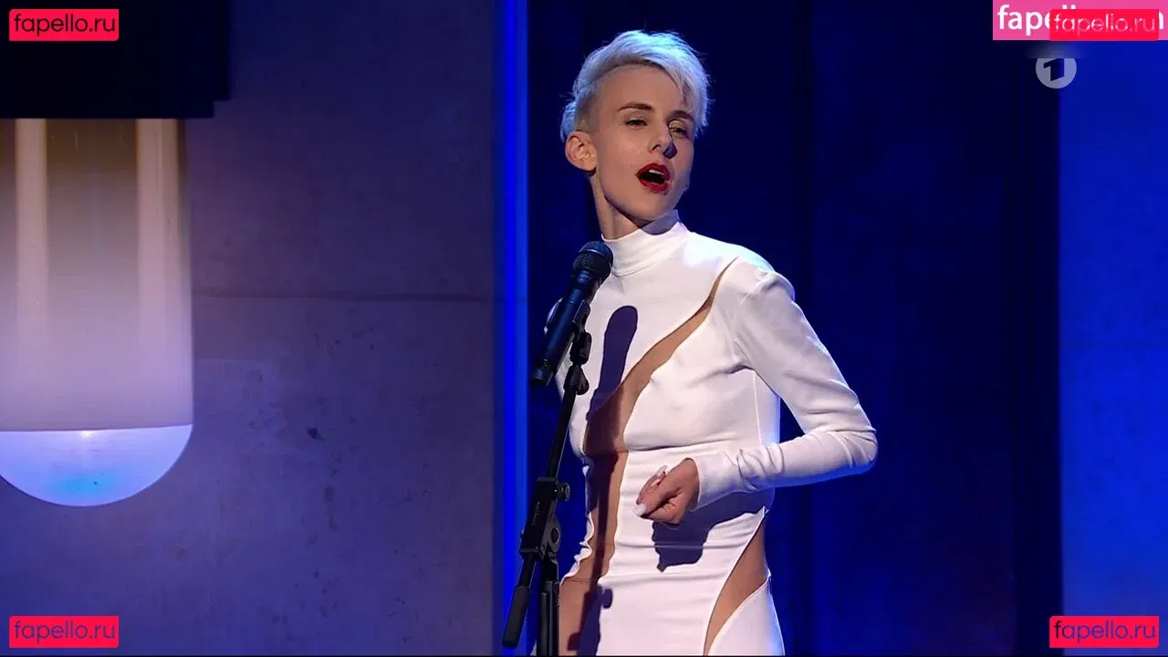 Lisa Eckhart Onlyfans Photo Gallery 