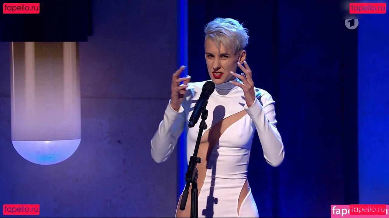 Lisa Eckhart Onlyfans Photo Gallery 