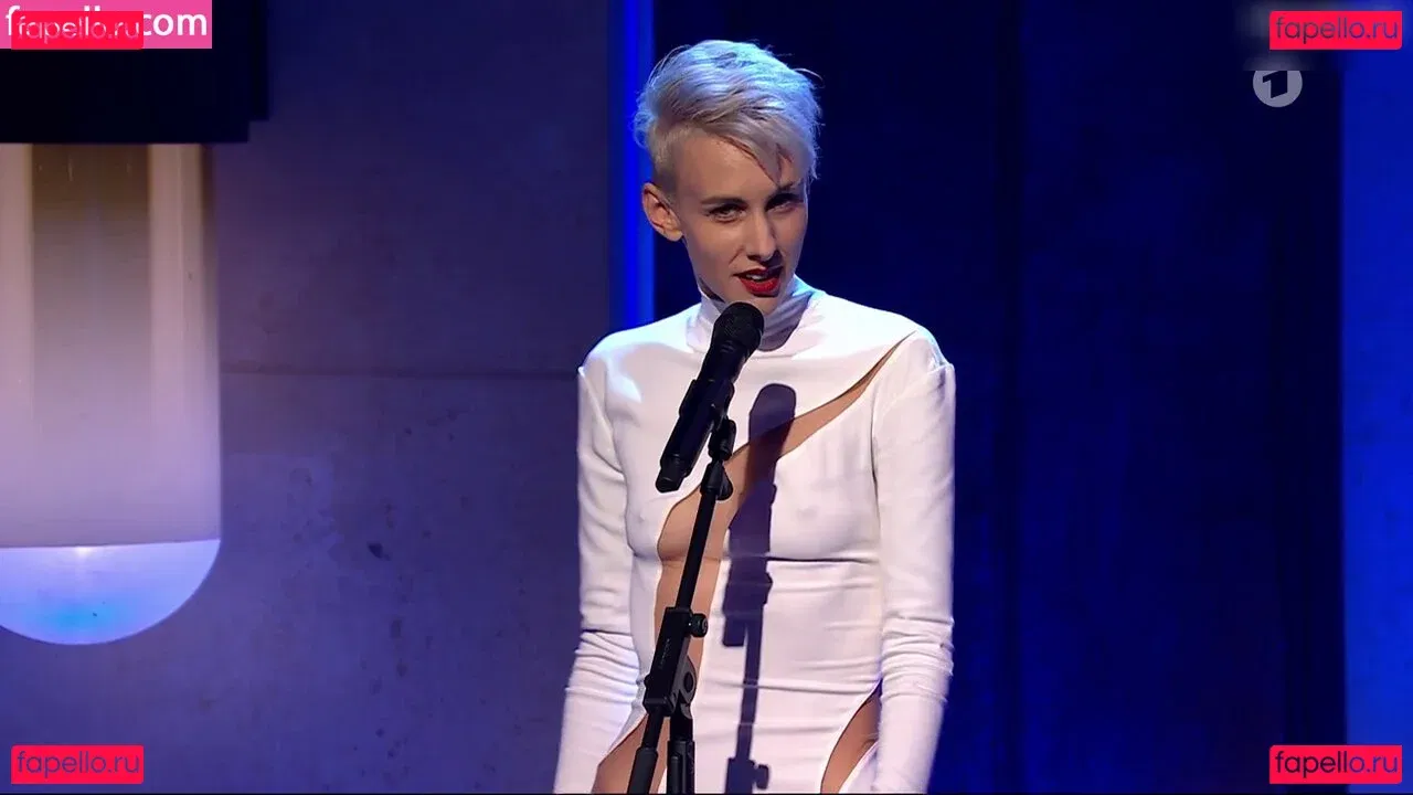 Lisa Eckhart Onlyfans Photo Gallery 