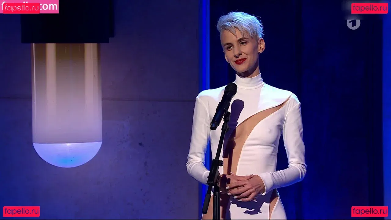 Lisa Eckhart Onlyfans Photo Gallery 