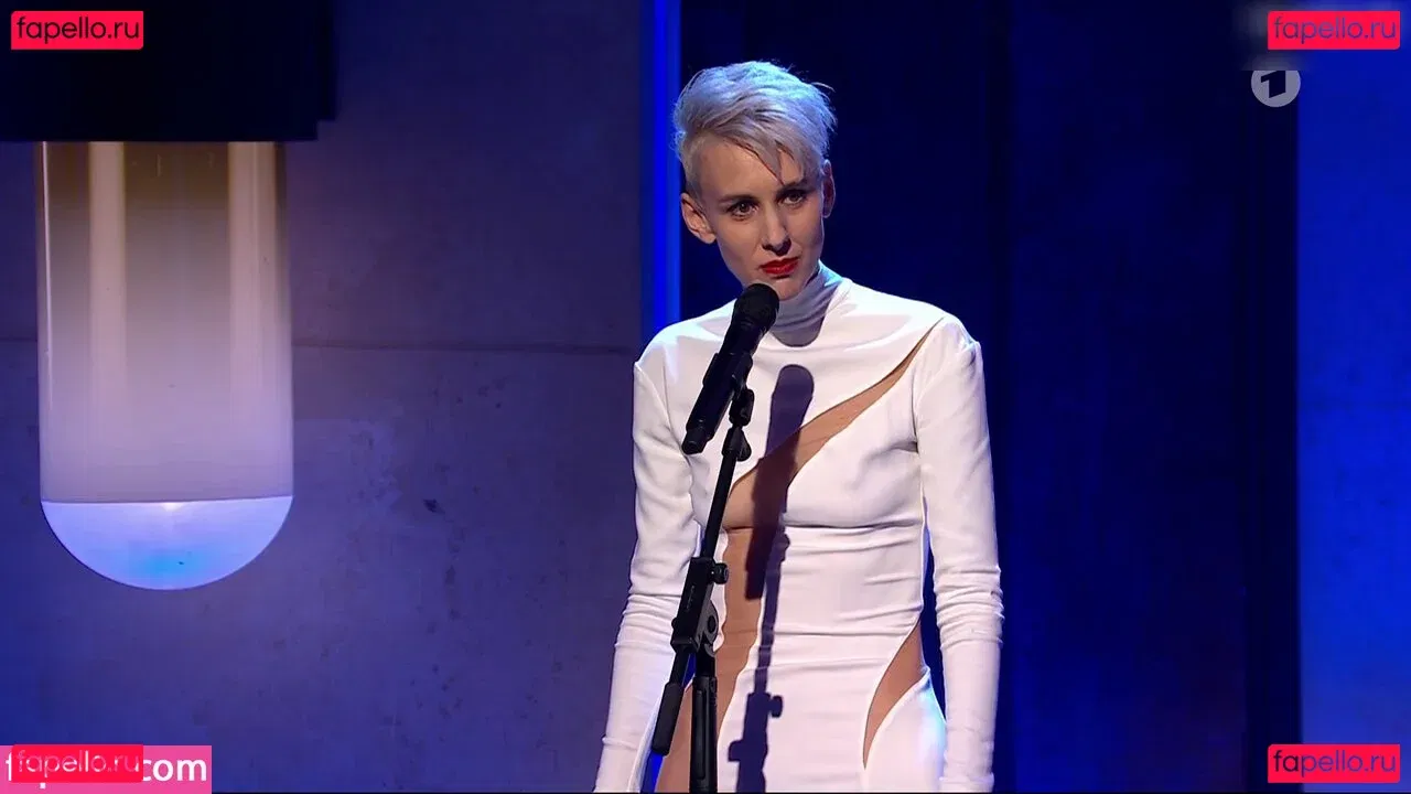 Lisa Eckhart Onlyfans Photo Gallery 