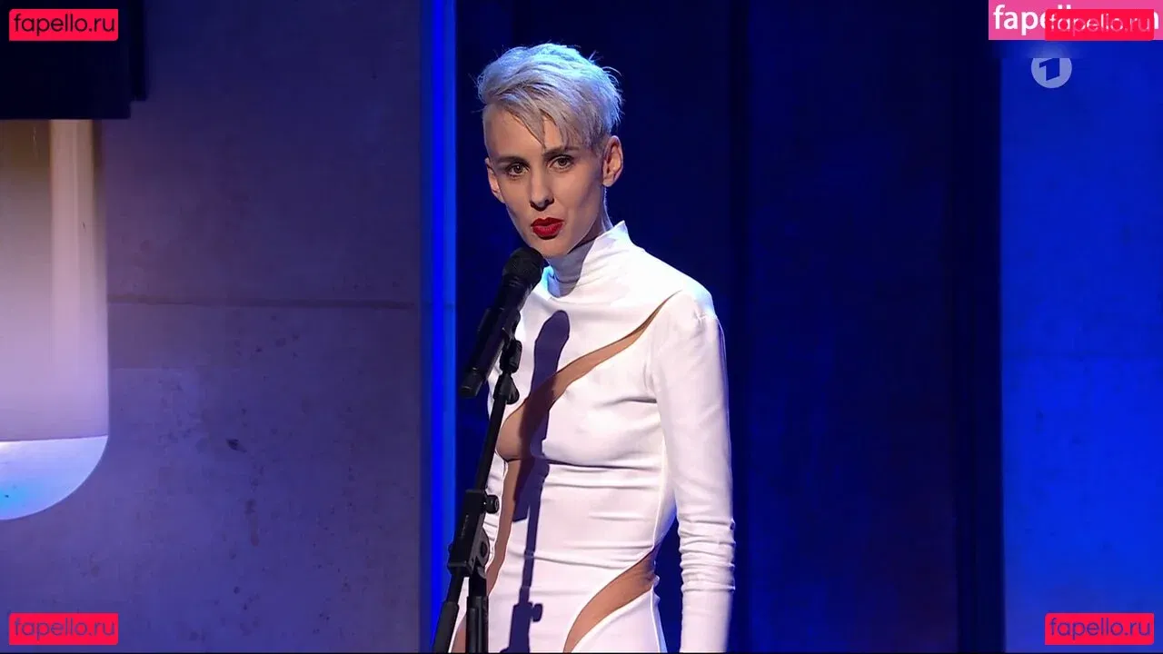 Lisa Eckhart Onlyfans Photo Gallery 