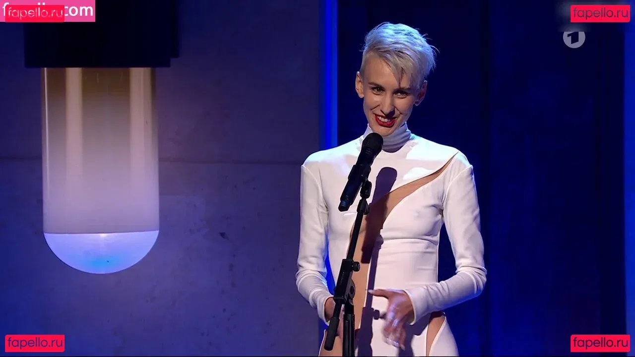 Lisa Eckhart Onlyfans Photo Gallery 