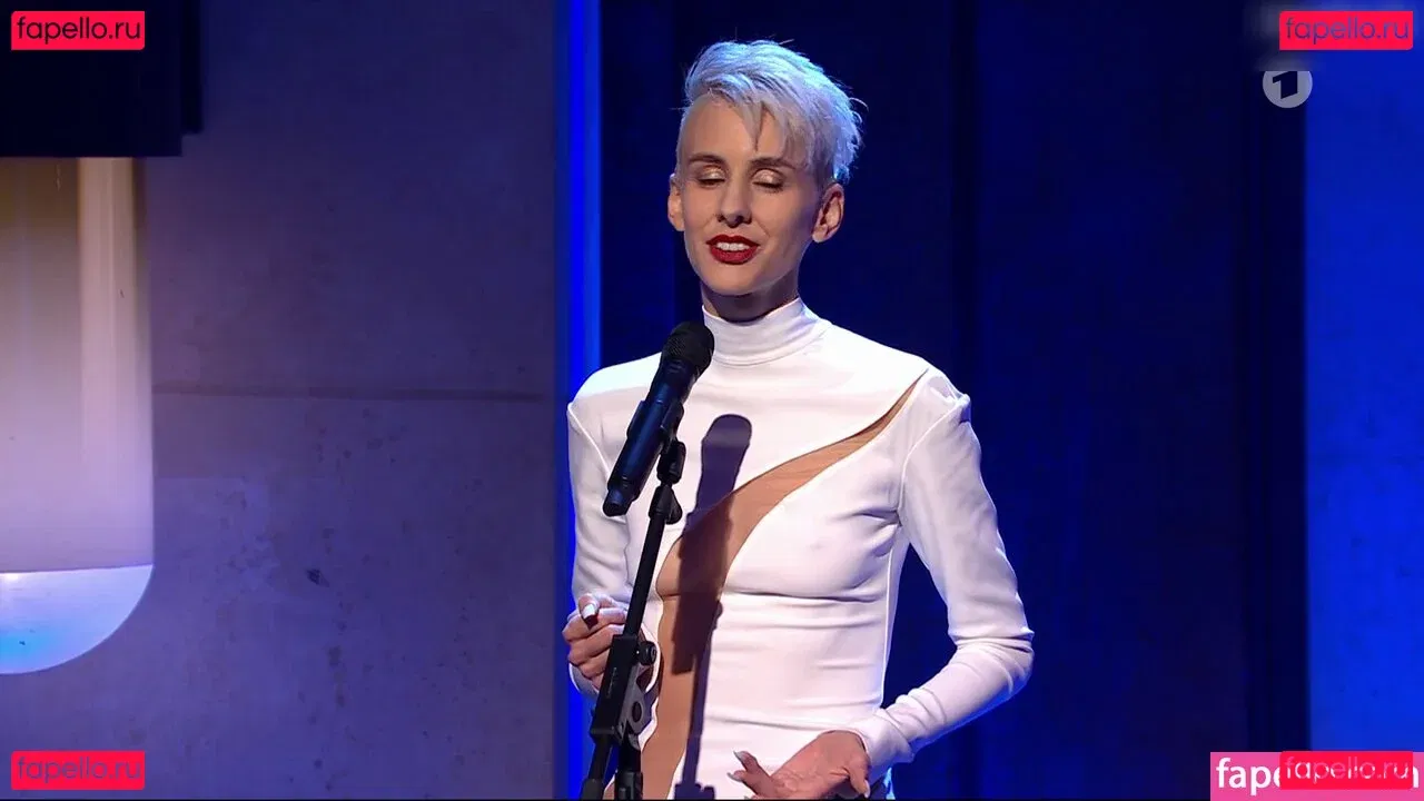 Lisa Eckhart Onlyfans Photo Gallery 