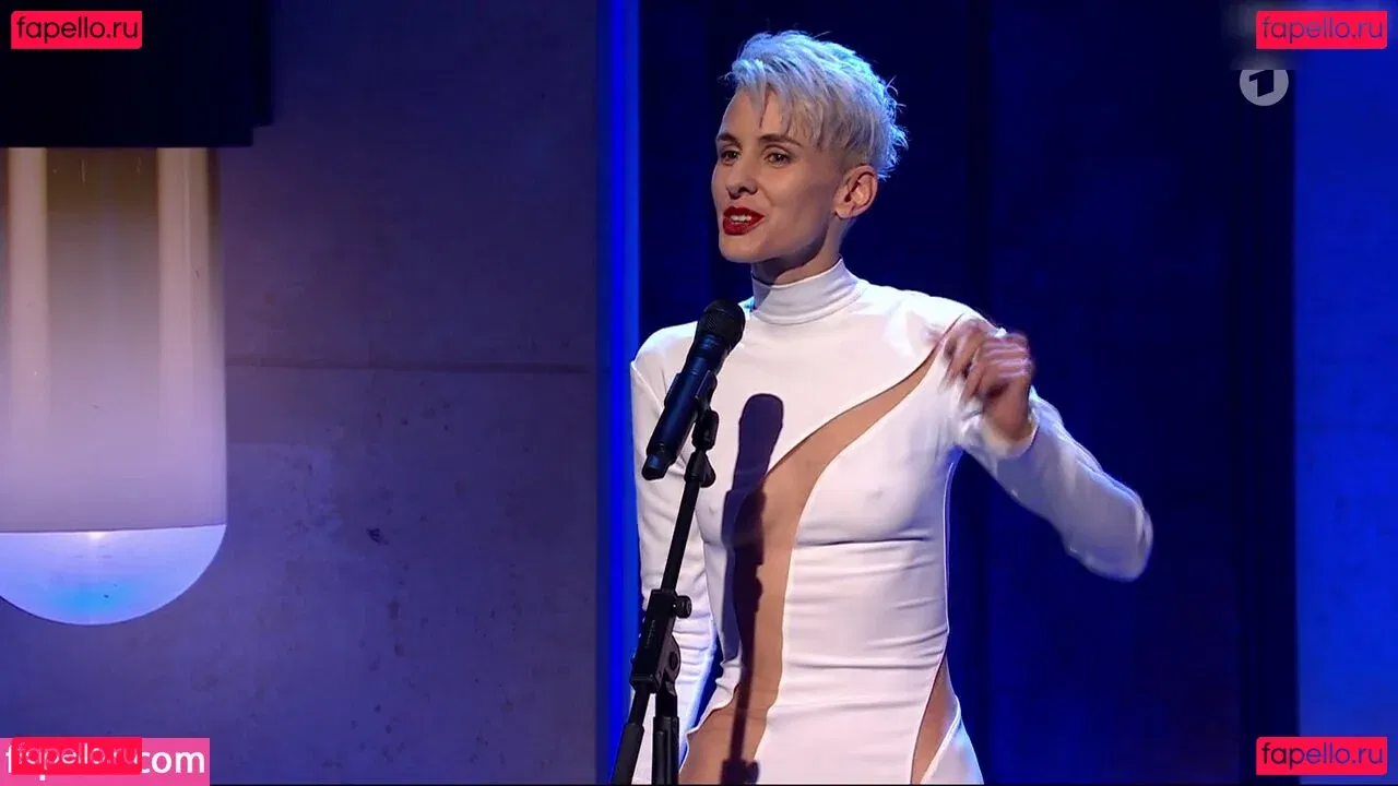 Lisa Eckhart Onlyfans Photo Gallery 